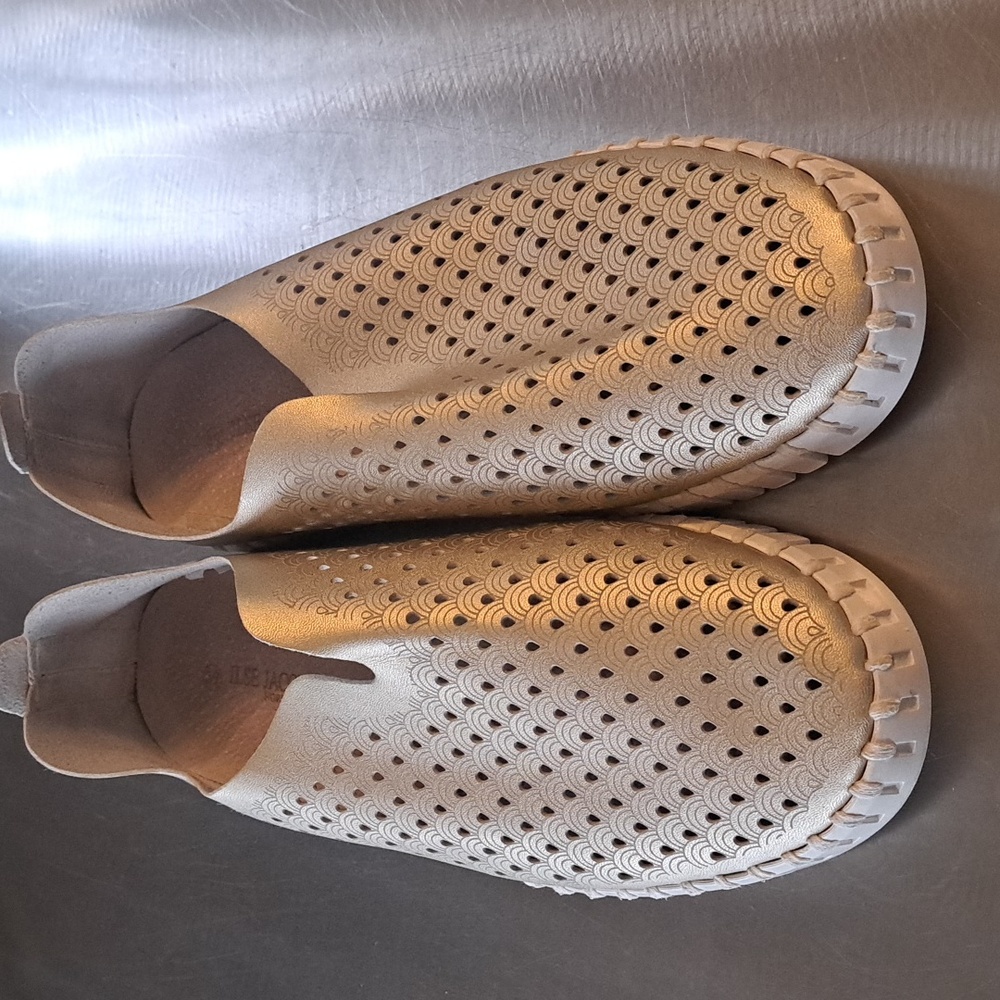 NWOT IISE JACOBSEN TULIP slip-on Shoes In Metallic Gold. Sz 39 (8.5-9)